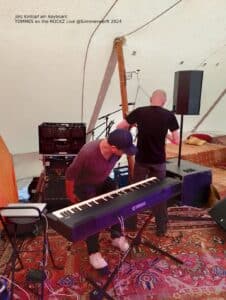 Jörg Kintopf am Keyboard, Sitzprobe vor dem Soundcheck- TOMMES on the ROCKZ Live@Sommerwerft 2024 - Bild 4