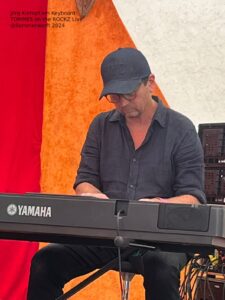 Jörg Kintopf am Keyboard - TOMMES on the ROCKZ Live@Sommerwerft 2024 - Bild 2