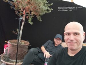 Jörg Kintopf und Tommes gechillt vor dem Gig - Live @Sommerwerft 2024 - Bild 2